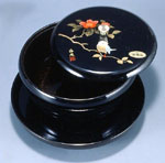 黒 盛り絵 さえずり 盆付き菓子器 (ユリア樹脂)